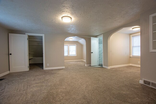 Building Photo - 3 Bedroom / 2 Bath Home with Garage off 45th and Leavenworth!