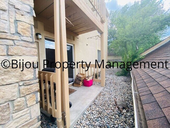 Building Photo - 844 Tenderfoot Hill Rd
