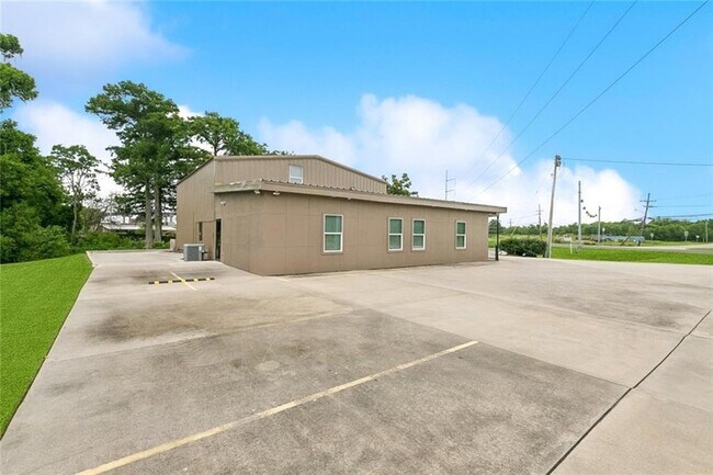 Building Photo - 1400 Woodland Hwy