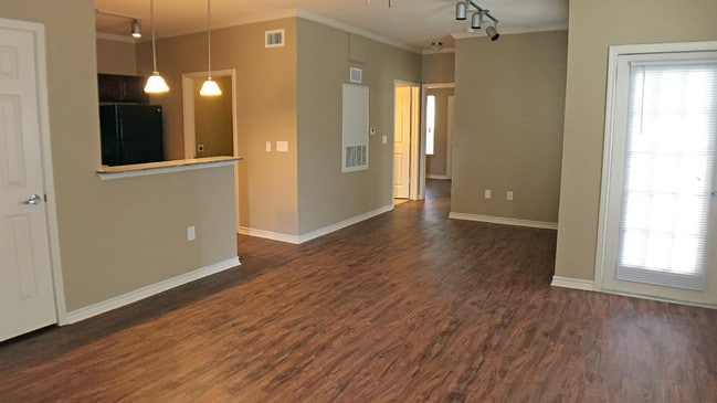 Building Photo - Whispering Oaks