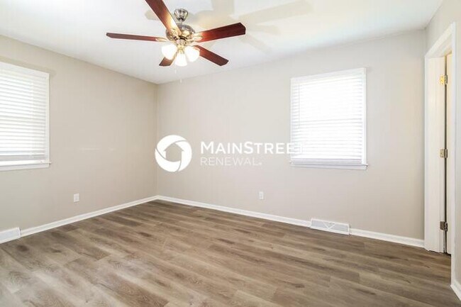 Building Photo - 3 Bedroom Pet-Friendly Home in Parkville, MO with Main Street Renewal