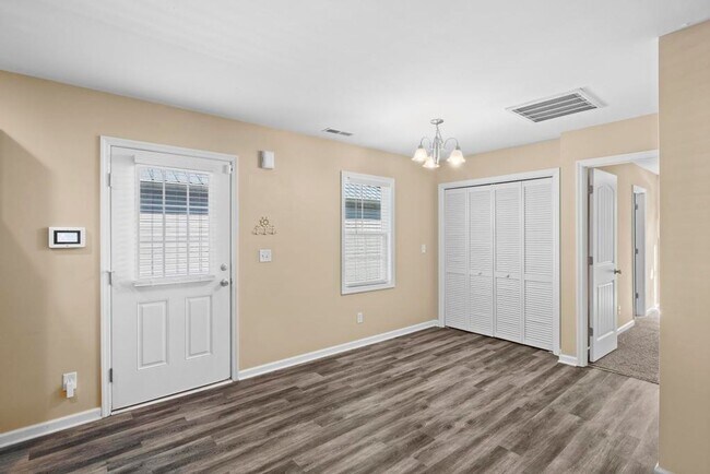 Building Photo - Beautiful Townhome with BEACH Convenience!