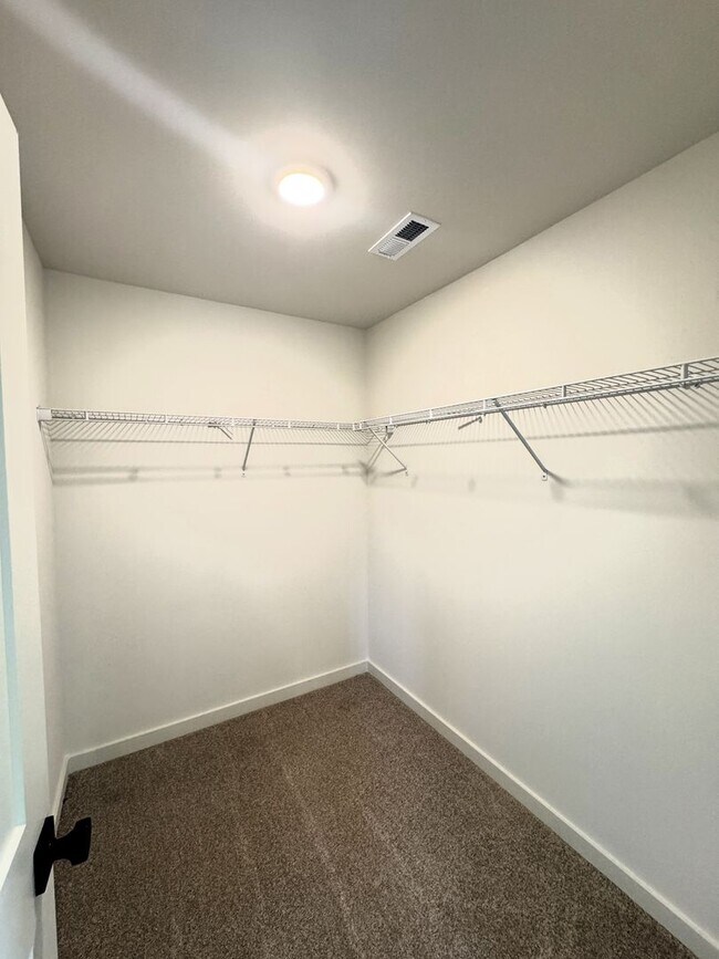 Building Photo - Move-In Special!! 1/2 Off First Month's Rent!!