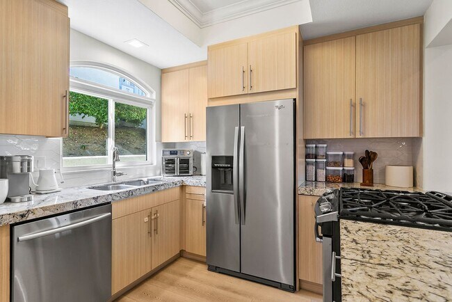 Building Photo - COMING SOON - Beautifully Updated 2 Bed/2 Bath Condo with Views!