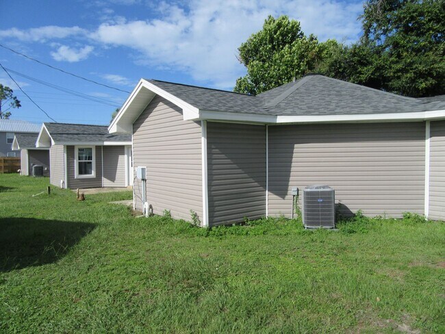 Building Photo - 1302 Grace Ave