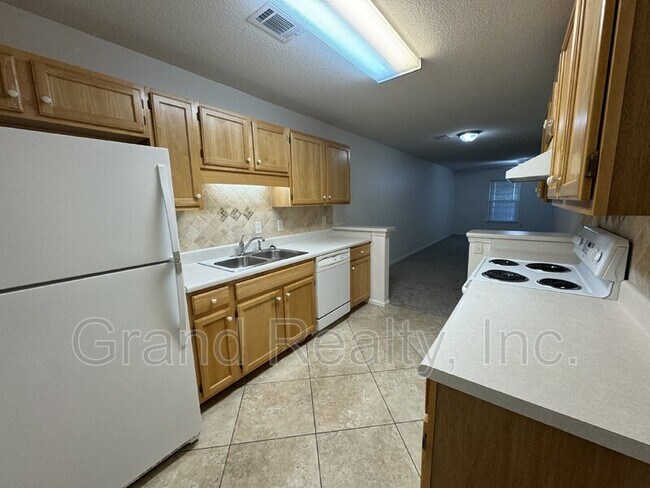 Building Photo - 1015 Peakview Dr
