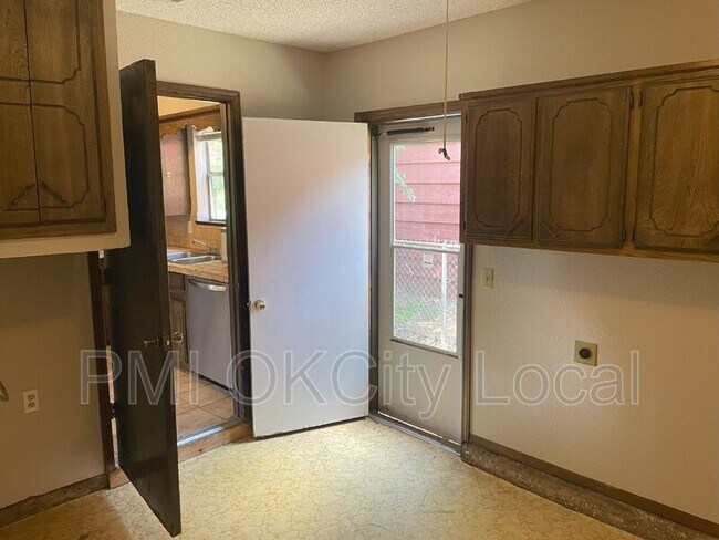 Building Photo - 2325 N Redmond Ave