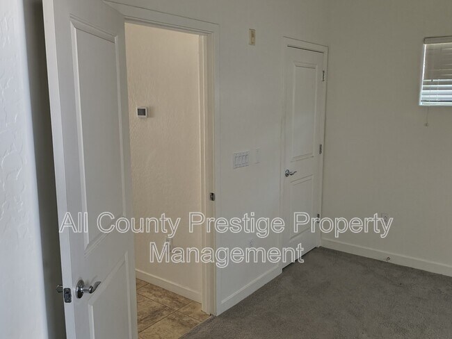 Building Photo - 815 E Rose Ln