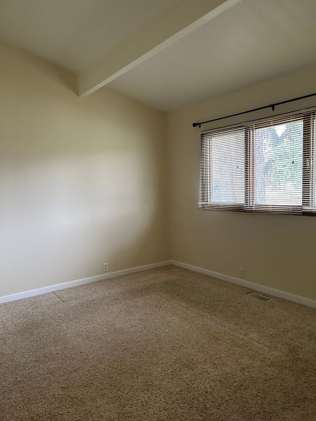 Building Photo - 3 Bedroom, 1.5 Bathroom House