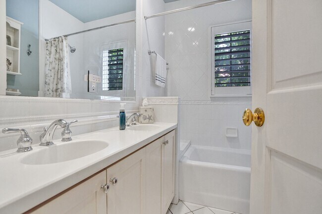 Building Photo - 7 Saranac Rd