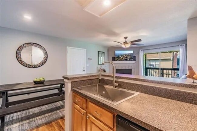 Building Photo - Beautiful 2 bedroom, 2 bathroom condo!