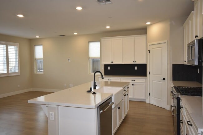 Building Photo - 140 Tortosa Ct