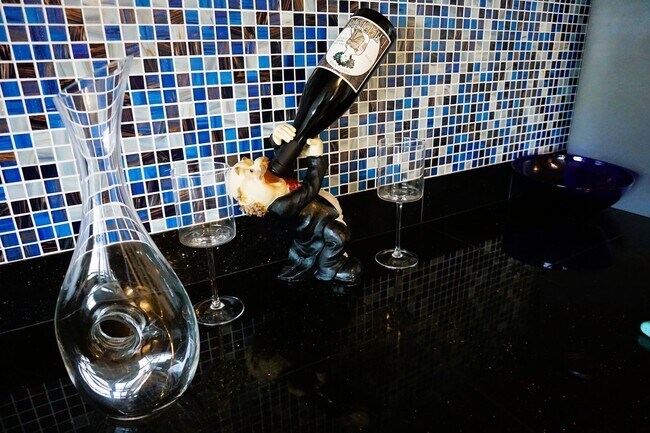 Building Photo - Furnished 2 bedroom Condo with view of Lake Union