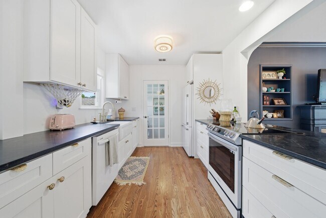 Building Photo - Charming 2-Bedroom, 1-Bath Home in Midtown