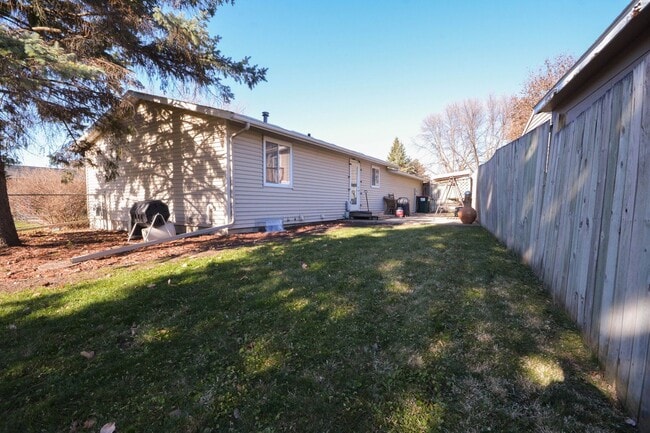 Building Photo - Ranch-style home with great fenced yard & patio!