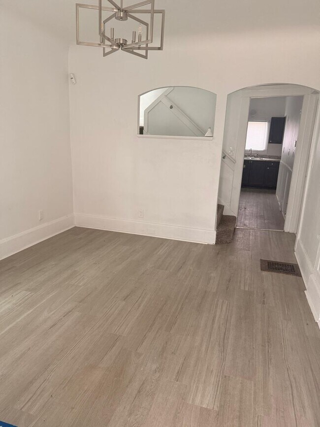 Building Photo - 10817 Hull Ave