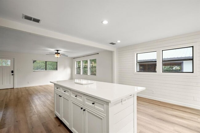 Building Photo - 413 Sun Bonnet Dr
