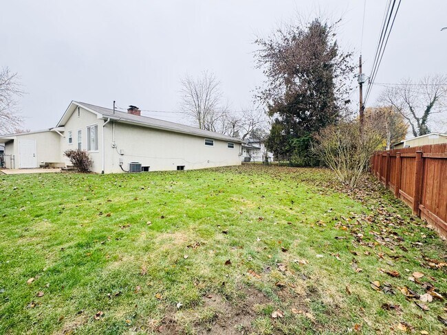 Building Photo - 1016 Lambeth Dr