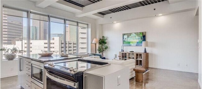 Building Photo - 301 N Akard St