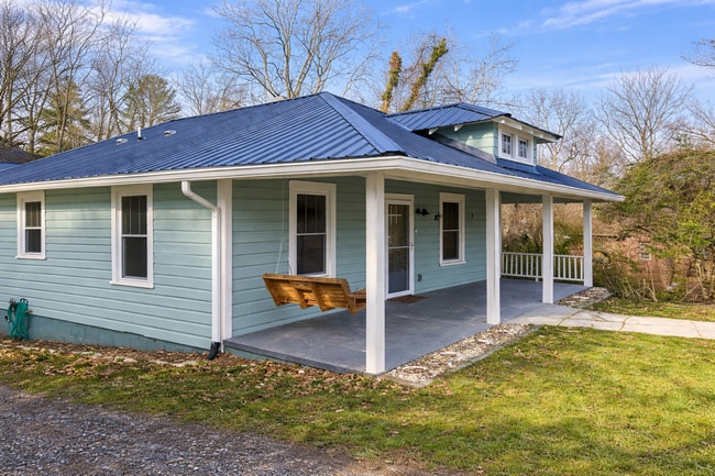 Building Photo - Charming Asheville Cottage!