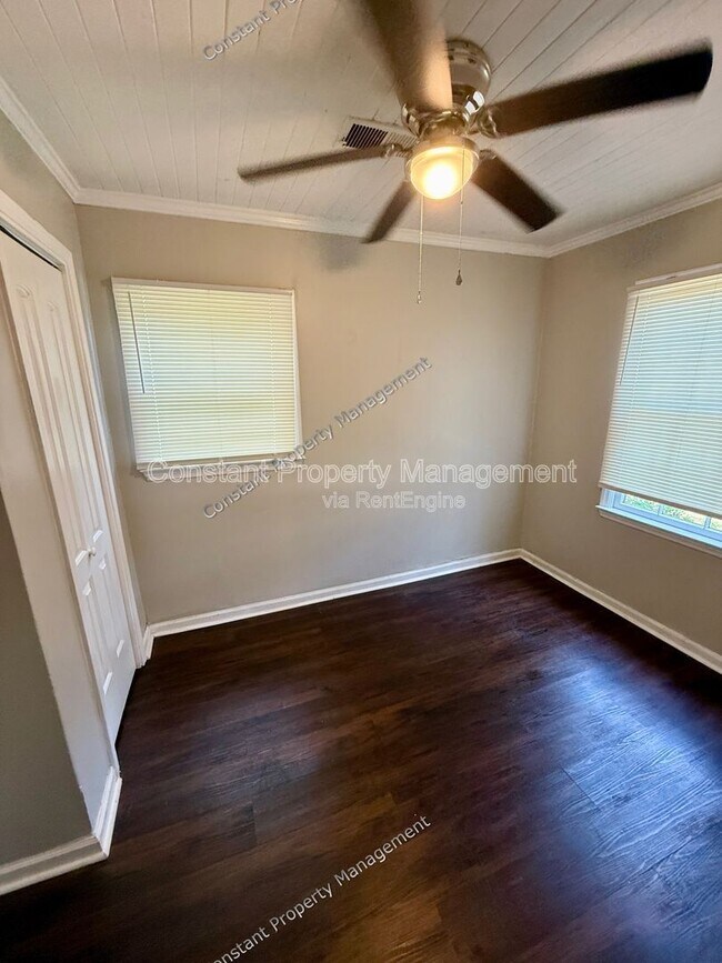 Building Photo - 1533 Engle Dr