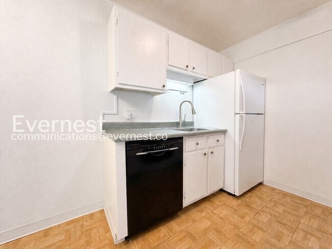 Building Photo - 2 bed/1 bath Spacious Condo with Modern Amenities