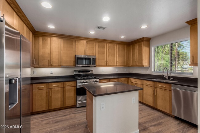 Building Photo - 815 E Rose Ln