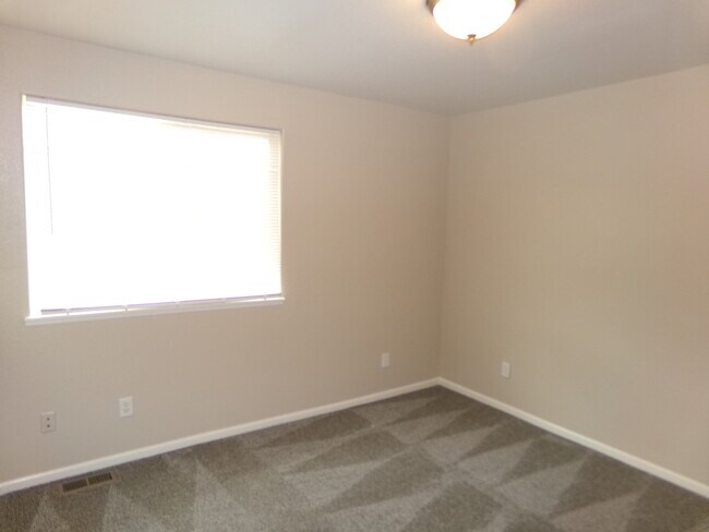 Building Photo - 844 Apex Dr