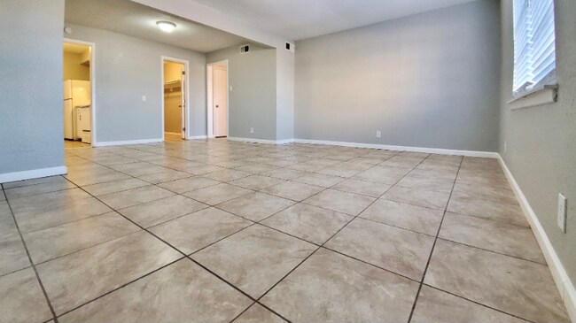 Building Photo - 3862 Englewood Cir