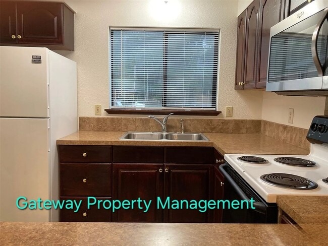 Building Photo - 2 bedroom Townhouse outside Shelton