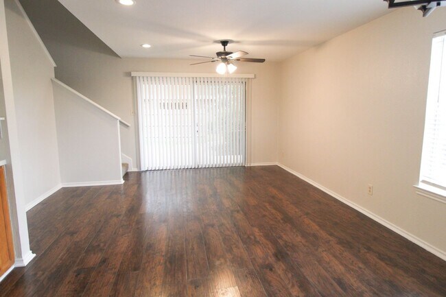 Building Photo - 945 Schertz Pkwy