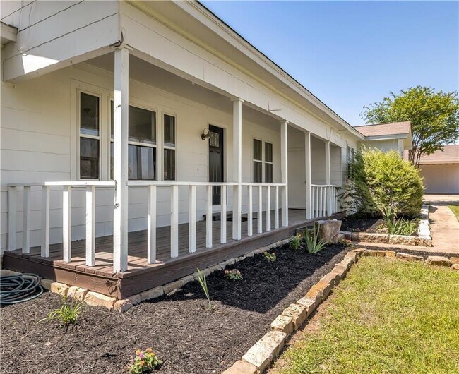 Building Photo - 211 Tate Ln