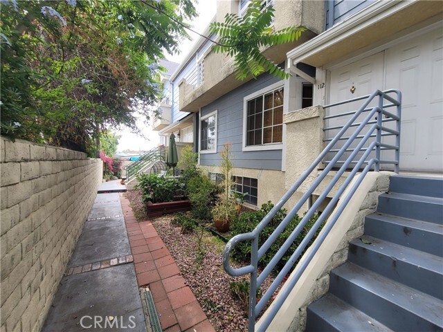Building Photo - 5730 Vineland Ave