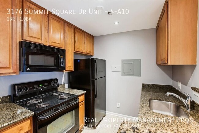 Building Photo - 3176 Summit Square Dr