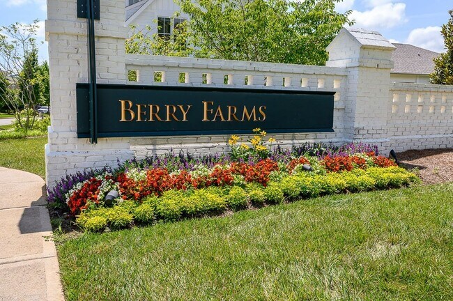 Building Photo - Charming Townhome in the Heart of Berry Fa...