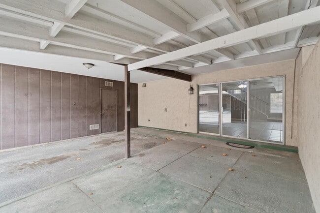 Building Photo - 100 Royal Way Dr