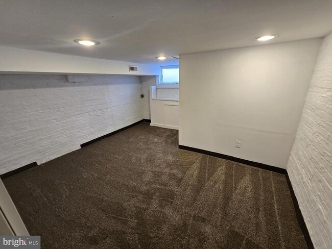 Building Photo - 128 S Ellwood Ave
