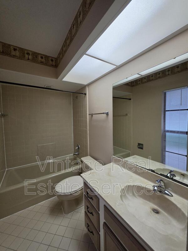 Building Photo - 4604 Landscape Dr