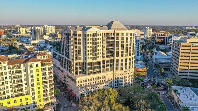 Building Photo - Short term ONLY Amazing 2/2 condo in the heart of downtown Sarasota with Bay View!
