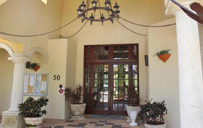 Building Photo - 500 Crestwood Ct S