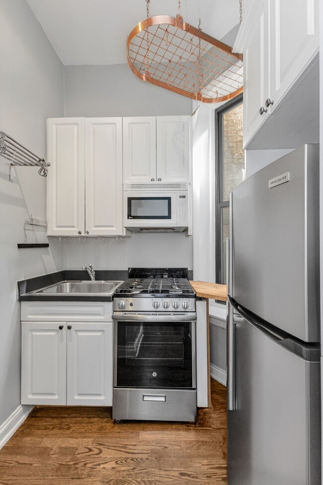 Building Photo - 120 E 83rd St