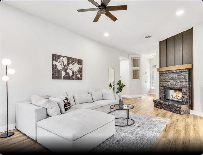 Building Photo - 405 Alva Dr
