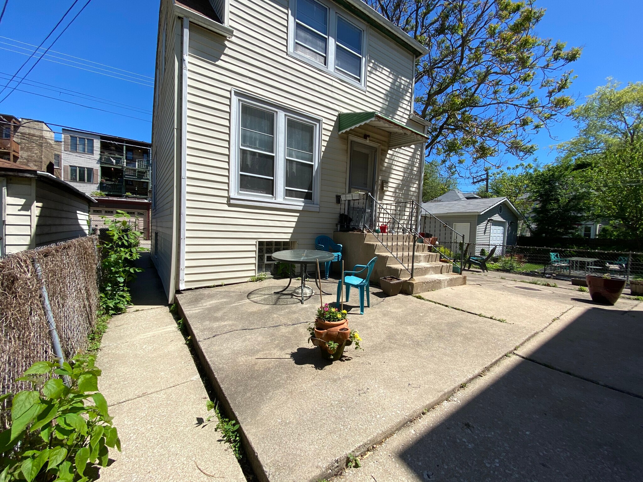 Building Photo - 1620 W Thome Ave