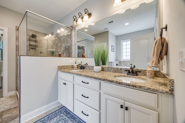 Building Photo - Stunning 4-Bedroom, 3.5-Bath Full Brick Ho...