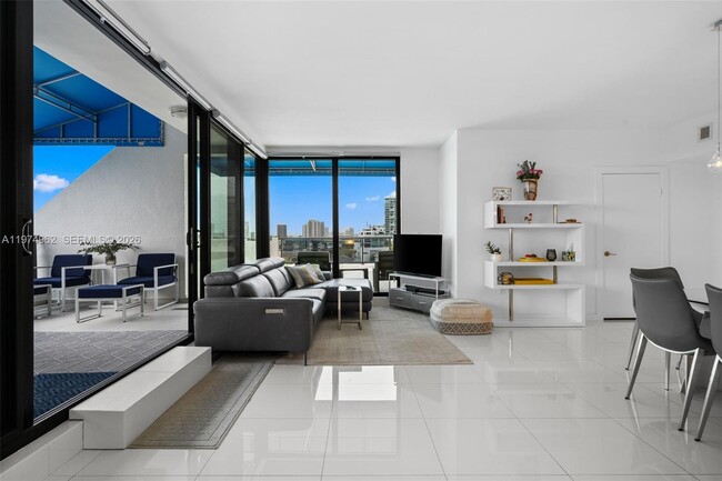 Building Photo - 445 Poinciana Island Dr