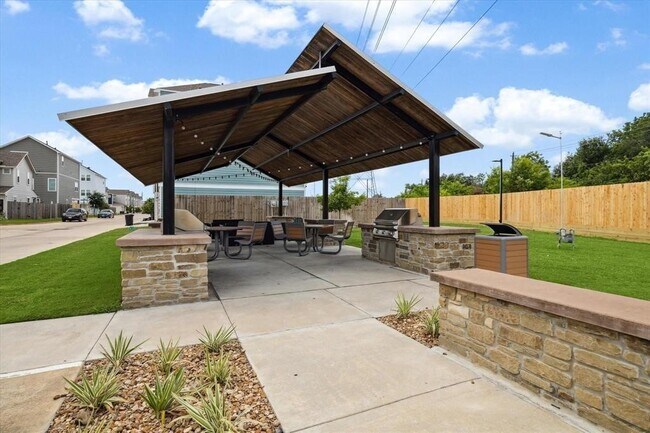 Building Photo - 5502 Cuerta St
