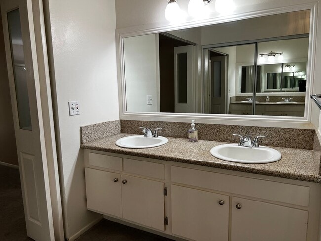 Building Photo - Two Bedroom One Bath Condo for Rent in Pla...