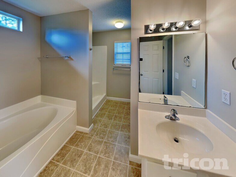 Building Photo - 308 Fox Trot Dr