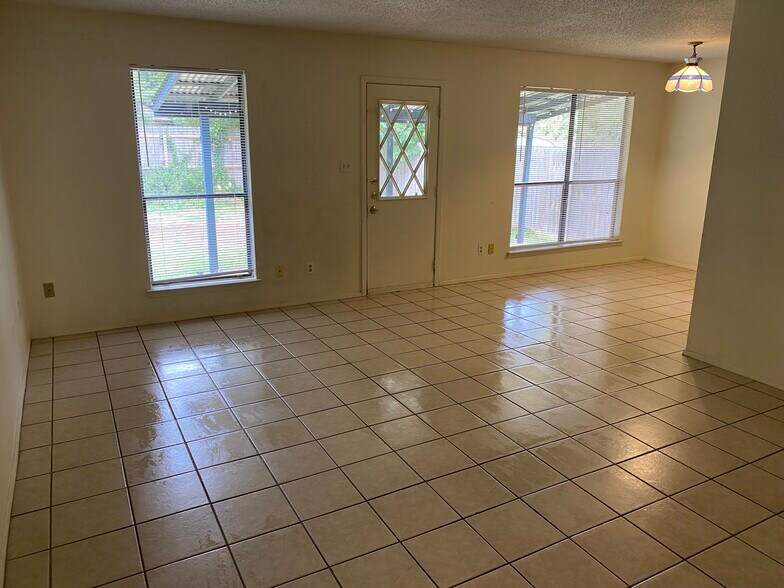 Living room - 2027 Castle Gate Cir