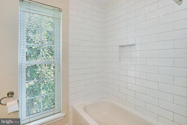 Building Photo - 1513 Lincoln Way